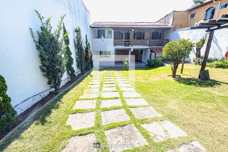 Casa à venda com 90m², 4 quartos e 8 vagas Casa à venda com 90m², 4 quartos e 8 vagasQuintal