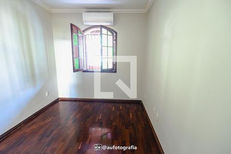 Casa à venda com 90m², 4 quartos e 8 vagas Casa à venda com 90m², 4 quartos e 8 vagasQuarto 4