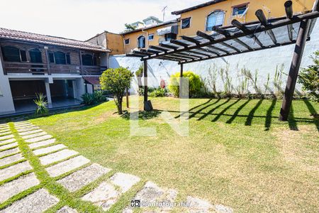 Casa à venda com 90m², 4 quartos e 8 vagas Casa à venda com 90m², 4 quartos e 8 vagasQuintal