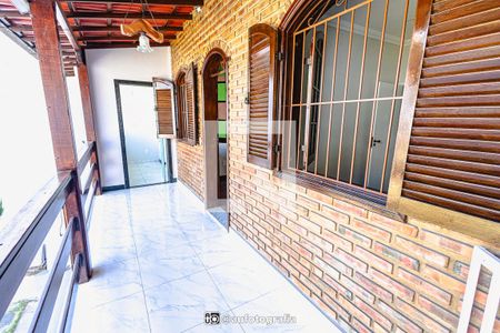 Casa à venda com 90m², 4 quartos e 8 vagas Casa à venda com 90m², 4 quartos e 8 vagasVaranda