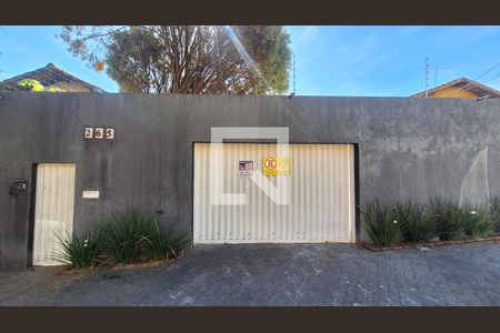 Casa à venda com 90m², 4 quartos e 8 vagas Casa à venda com 90m², 4 quartos e 8 vagasFachada