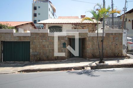 Casa à venda com 200m², 3 quartos e 3 vagasFachada