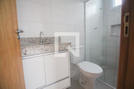 banheiro de apartamento para alugar com 1 quarto, 27m² em Vila Nivi, São Paulo