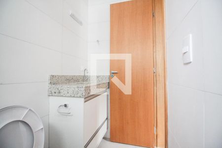 banheiro de apartamento para alugar com 1 quarto, 27m² em Vila Nivi, São Paulo