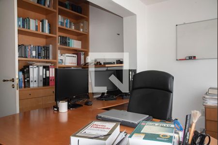 Casa à venda com 300m², 3 quartos e 6 vagas Casa à venda com 300m², 3 quartos e 6 vagasEscritório