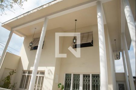 Casa à venda com 300m², 3 quartos e 6 vagas Casa à venda com 300m², 3 quartos e 6 vagasFachada