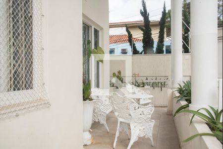 Casa à venda com 300m², 3 quartos e 6 vagas Casa à venda com 300m², 3 quartos e 6 vagasFrente/Varanda