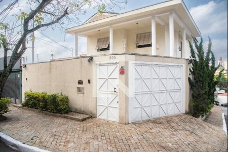 Casa à venda com 300m², 3 quartos e 6 vagas Casa à venda com 300m², 3 quartos e 6 vagasFachada