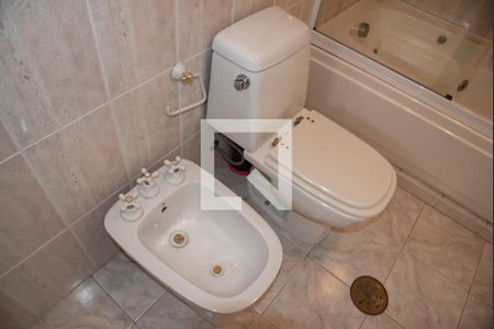 Casa à venda com 300m², 3 quartos e 6 vagas Casa à venda com 300m², 3 quartos e 6 vagasBanheiro 2