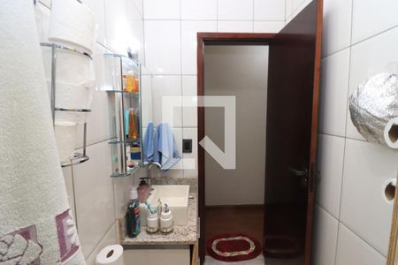 Casa de condomínio à venda com 134m², 3 quartos e 3 vagasBanheiro 2