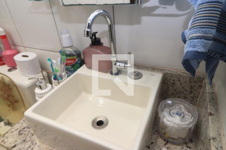 Casa de condomínio à venda com 134m², 3 quartos e 3 vagasBanheiro 2