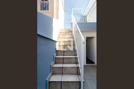 Casa para alugar com 174m², 3 quartos e 1 vaga Casa para alugar com 174m², 3 quartos e 1 vagaEscadas