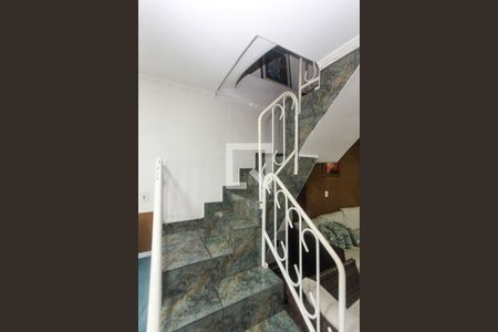 Casa à venda com 200m², 5 quartos e 5 vagas Casa à venda com 200m², 5 quartos e 5 vagasEscada