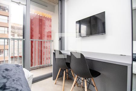 Estúdio- TV, mesa de escritório e 2 banquetas  de kitnet/studio para alugar com 1 quarto, 28m² em Indianópolis, São Paulo