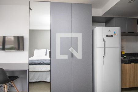 Estudio - armário e geladeira  de kitnet/studio para alugar com 1 quarto, 28m² em Indianópolis, São Paulo