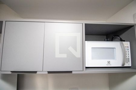 Estúdio- armário superior e microondas  de kitnet/studio para alugar com 1 quarto, 28m² em Indianópolis, São Paulo