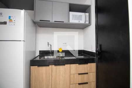 Estudio - geladeira, armário e porta de entrada  de kitnet/studio para alugar com 1 quarto, 28m² em Indianópolis, São Paulo