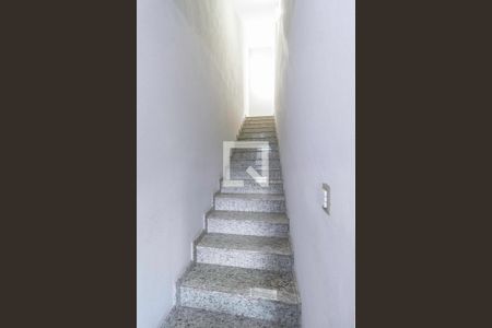 Escada de casa para alugar com 3 quartos, 458m² em Maria Helena (justinópolis), Belo Horizonte