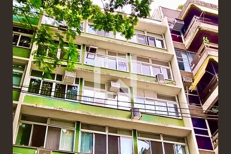 Apartamento para alugar com 100m², 2 quartos e 1 vagaFachada com cartaz QA.