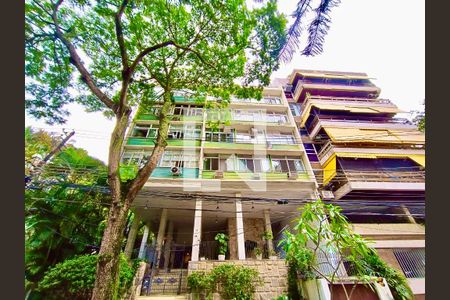 Apartamento para alugar com 100m², 2 quartos e 1 vagaFachada com cartaz QA.