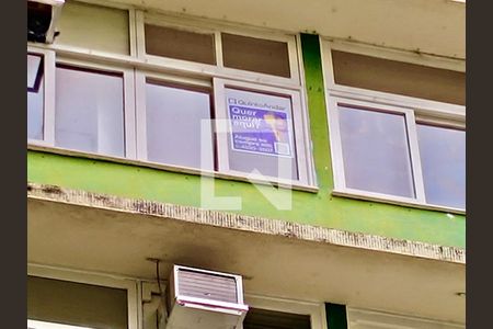 Apartamento para alugar com 100m², 2 quartos e 1 vagaFachada com cartaz QA.