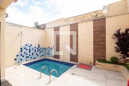 Casa à venda com 180m², 3 quartos e 3 vagas Casa à venda com 180m², 3 quartos e 3 vagasPiscina