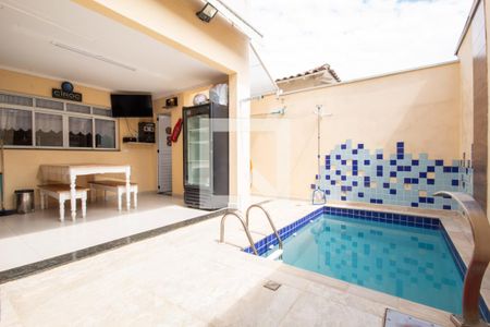 Casa à venda com 180m², 3 quartos e 3 vagas Casa à venda com 180m², 3 quartos e 3 vagasPiscina