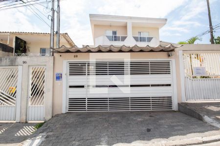 Casa à venda com 180m², 3 quartos e 3 vagas Casa à venda com 180m², 3 quartos e 3 vagasFachada
