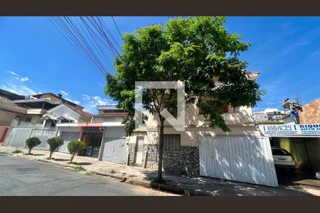 Casa à venda com 284m², 4 quartos e 3 vagasFachada