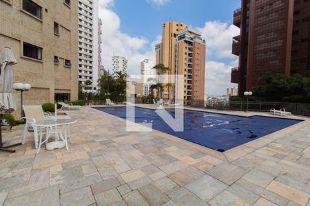 Apartamento à venda com 271m², 4 quartos e 5 vagas Apartamento à venda com 271m², 4 quartos e 5 vagasÁrea comum - Piscina