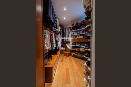 Apartamento à venda com 271m², 4 quartos e 5 vagas Apartamento à venda com 271m², 4 quartos e 5 vagasCloset da suíte