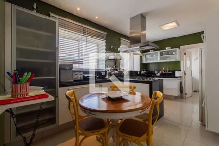 Apartamento à venda com 271m², 4 quartos e 5 vagas Apartamento à venda com 271m², 4 quartos e 5 vagasCozinha