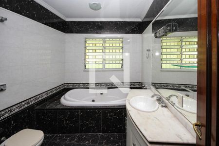 Casa à venda com 270m², 3 quartos e 4 vagas Casa à venda com 270m², 3 quartos e 4 vagasBanheiro da Suíte
