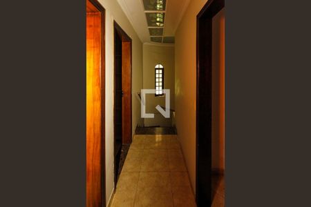 Casa à venda com 270m², 3 quartos e 4 vagas Casa à venda com 270m², 3 quartos e 4 vagasCorredor