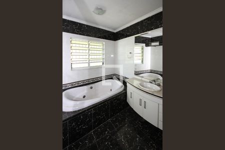 Casa à venda com 270m², 3 quartos e 4 vagas Casa à venda com 270m², 3 quartos e 4 vagasBanheiro da Suíte