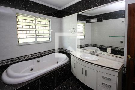 Casa à venda com 270m², 3 quartos e 4 vagas Casa à venda com 270m², 3 quartos e 4 vagasBanheiro da Suíte