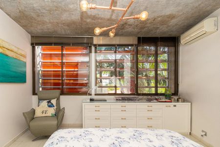 Casa à venda com 370m², 4 quartos e 4 vagas Casa à venda com 370m², 4 quartos e 4 vagasQuarto 5