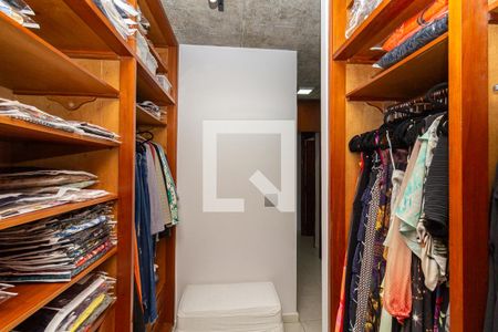 Casa à venda com 370m², 4 quartos e 4 vagas Casa à venda com 370m², 4 quartos e 4 vagasQuarto 5 - closet