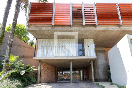 Casa à venda com 370m², 4 quartos e 4 vagas Casa à venda com 370m², 4 quartos e 4 vagasFachada