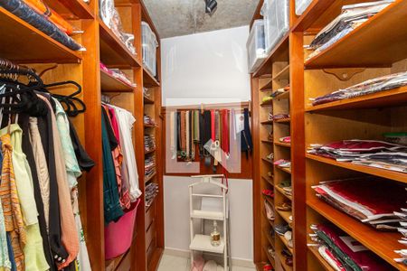 Casa à venda com 370m², 4 quartos e 4 vagas Casa à venda com 370m², 4 quartos e 4 vagasQuarto 5 - closet