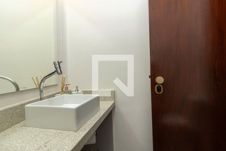 Casa à venda com 370m², 4 quartos e 4 vagas Casa à venda com 370m², 4 quartos e 4 vagasBanheiro 2