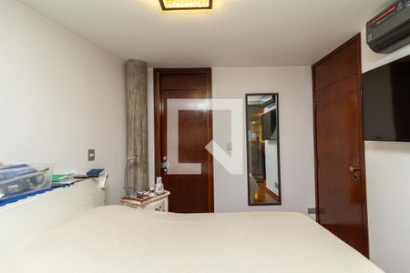 Casa à venda com 370m², 4 quartos e 4 vagas Casa à venda com 370m², 4 quartos e 4 vagasQuarto 1