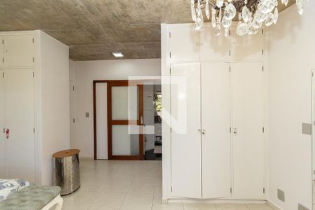 Casa à venda com 370m², 4 quartos e 4 vagas Casa à venda com 370m², 4 quartos e 4 vagasQuarto 6