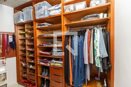 Casa à venda com 370m², 4 quartos e 4 vagas Casa à venda com 370m², 4 quartos e 4 vagasQuarto 5 - closet