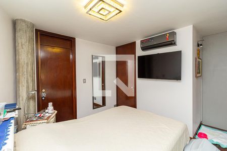 Casa à venda com 370m², 4 quartos e 4 vagas Casa à venda com 370m², 4 quartos e 4 vagasQuarto 1