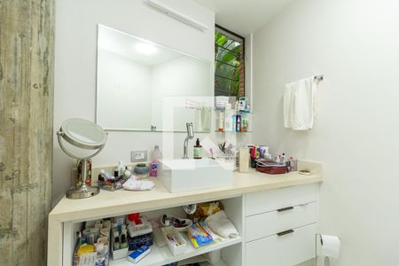 Casa à venda com 370m², 4 quartos e 4 vagas Casa à venda com 370m², 4 quartos e 4 vagasBanheiro 1