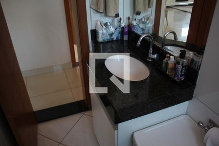 Apartamento à venda com 216m², 4 quartos e 3 vagasBanheiro 1