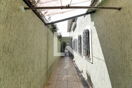 Casa à venda com 246m², 3 quartos e 3 vagasCorredor externo