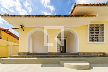 Casa à venda com 180m², 4 quartos e 2 vagasÁrea externa