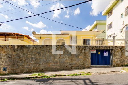 Casa à venda com 180m², 4 quartos e 2 vagasFachada
